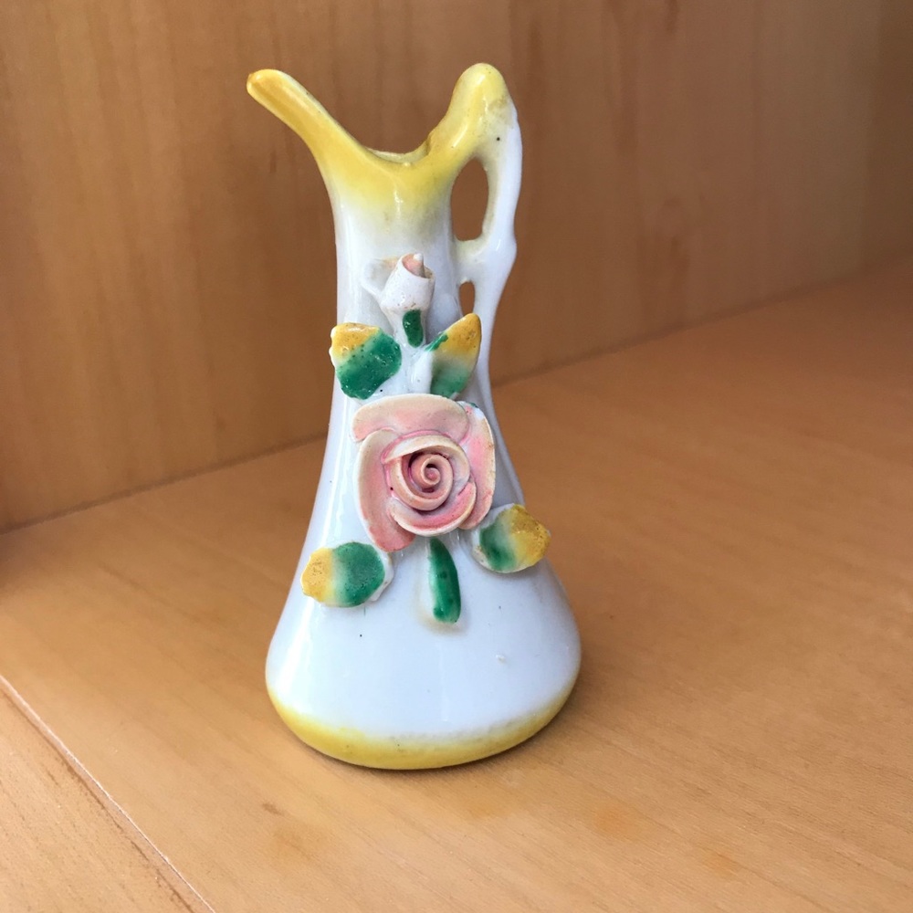 VINTAGE MINIATURE PORCELAIN OCCUPIED JAPAN VASE
